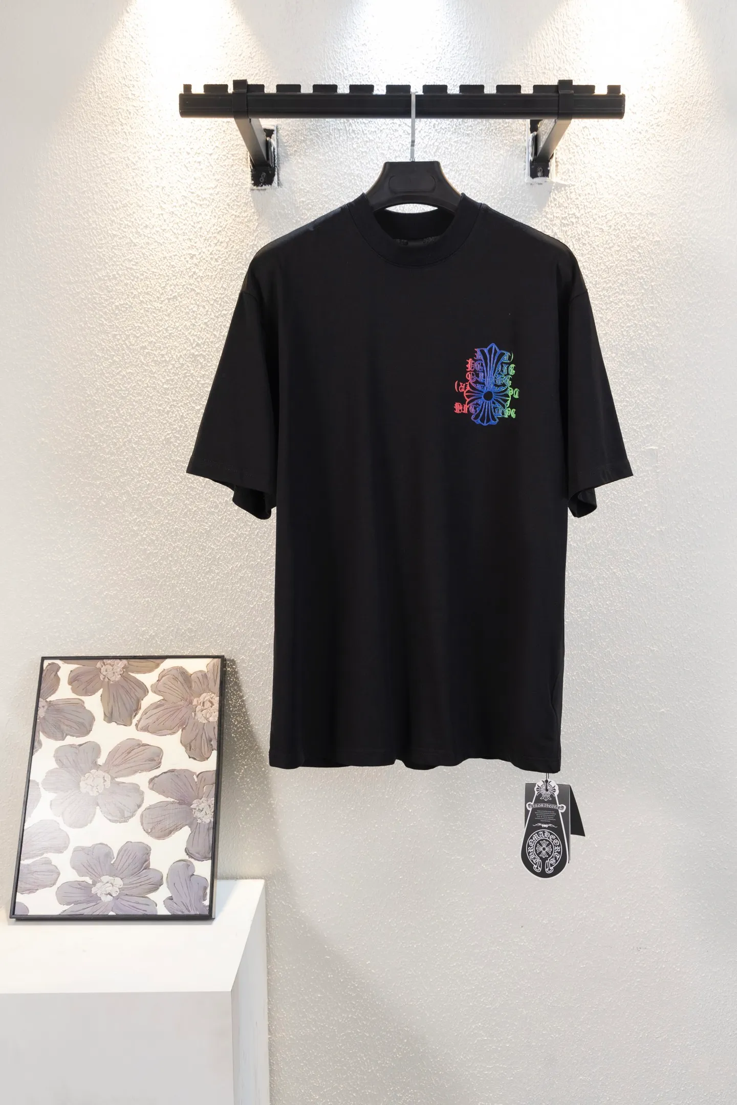 🅿️170 top version model number k8046 CH Kejia Sanskrit cross heavy industry foam printed T-shirt! Every one of Crow's products is really unique. Every piece has a back view. This leather label design is really cool. The leather label and silver jewelry design make the whole dress the icing on the cake. The texture of the whole short-sleeved piece is really amazing. It is made of 260g pure cotton fabric! 100% authentic to the official version, with all the details. All cuffs, shoulder seams, armholes, and necklines are all double-needle crimping. This is the rigorous craftsmanship that big brands should have. Details determine quality. The original washed tag packaging is full of style! The whole piece adopts three-needle and five-thread technology (neckline-shoulder seam-sleeve seam-double-pressed thread, which looks more three-dimensional and textured) and has the same craftsmanship as the original original, with a classic version, small dropped shoulders, and a micro silhouette! Color: Black White Size: XS-L